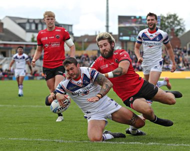 Wakefield Trinity 'den Jay Pitts, Salford Red Devils' den Joe Shorrocks 'un baskısı altında ilk denemesini 25 Mayıs 2025' te DIY Kitchens Stadyumu 'nda oynanan Betfred Süper Lig karşılaşmasında yaptı.
