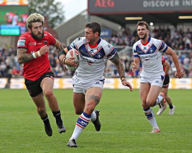 Wakefield Trinity 'den Jay Pitts, Salford Red Devils' den Joe Shorrocks 'un baskısı altında ilk denemesini 25 Mayıs 2025' te DIY Kitchens Stadyumu 'nda oynanan Betfred Süper Lig karşılaşmasında yaptı.