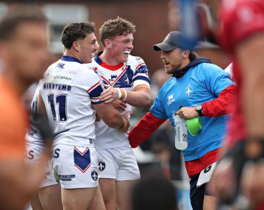 Wakefield Trinity 'den Ellis Lingard, 25 Mayıs 2025' te Wakefield, İngiltere 'deki DIY Kitchens Stadyumu' nda oynanan Betfred Süper Lig karşılaşmasında Wakefield Üçlemesi 'nden Seth Nikotemo ile ilk denemesini kutluyor.