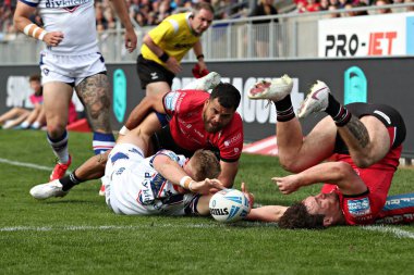 Wakefield Trinity 'den Jayden Myers, Salford Red Devils' den Esan Marsters ve Salford Red Devils 'den Harvey Wilson' dan baskı alarak, Betfred Süper Lig karşılaşmasında Wakefield Trinity 'nin DIY Kitchens' da Salford Red Devils 'e karşı oynadığı maçta gol atmaya çalıştı. 