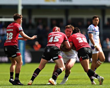 Salford Red Devils takımından Jonny Vaughan ve Salford Red Devils takımından Tiaki Chan, 25 Mayıs 'ta Wakefield Trinity ile Salford Red Devils arasında oynanan Betfred Süper Ligi karşılaşmasında Wakefield Trinity ile Wakefield Stadyumu, Wakefield, Birleşik Krallık