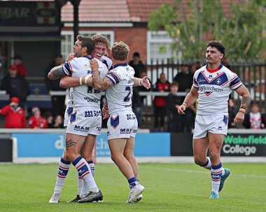 Wakefield Trinity 'den Ellis Lingard, 25 Mayıs 2025' te Birleşik Krallık 'ın Wakefield Stadyumu' nda oynanan Betfred Süper Lig karşılaşmasında ikinci denemesini kutluyor.