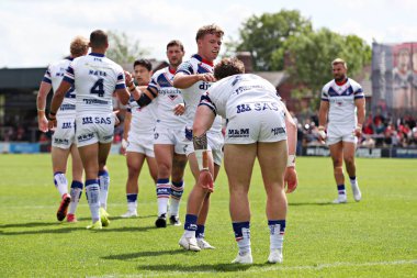Wakefield, Wakefield Trinity 'den Max Jowitt' in 25 Mayıs 2025 'te DIY Kitchens Stadyumu' nda oynanan Betfred Süper Lig karşılaşmasında attığı ilk golü kutluyor.