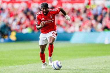 Nottingham Ormanı 'ndan Anthony Elanga, İngiltere' nin Nottingham City Ground, Nottingham şehrinde oynanan Premier League maçında topla koşuyor.