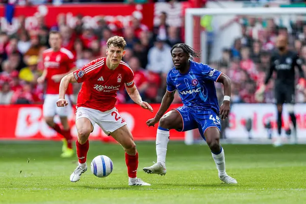 Nottingham Ormanı 'ndan Ryan Yates Chelsea Premier Ligi maçında Nottingham Forest Chelsea' ye karşı City Ground, Nottingham, İngiltere 'de 25 Mayıs 2025' te oynanan maçta Chelsea 'li Romeo Lavia tarafından baskı altına alındı.
