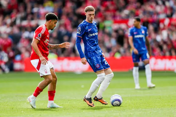 Chelsea 'den Cole Palmer Nottingham Ormanı' ndan Morgan Gibbs-White tarafından Premier League maçı sırasında Nottingham Forest Chelsea 'ye karşı City Ground, Nottingham, İngiltere' de 25 Mayıs 2025 'te oynanan maçta baskı altına alındı.