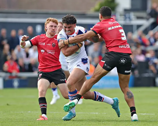 Salford Red Devils takımından Nene MacDonald, Wakefield Trinity ile Salford Red Devils maçında Wakefield Trinity 'nin Wakefield, İngiltere' de 25 Mayıs 2025 'te oynadığı Wakefield Stadyumu maçında Mathieu Cozza' yı yere serdi.