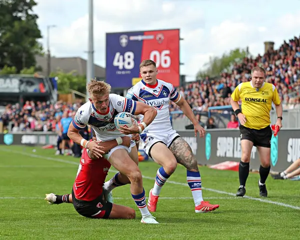 Salford Red Devils takımından Nene MacDonald, Betfred Süper Lig karşılaşmasında Wakefield Trinity ile Salford Red Devils maçında Wakefield, Wakefield Stadyumu 'nda Jayden Myers' ı yendi.