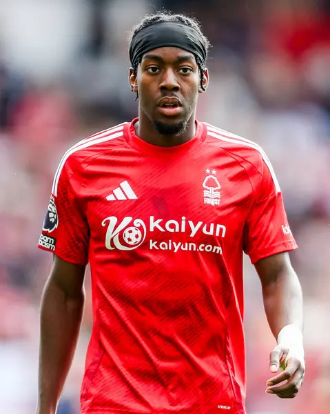 Nottingham Ormanı 'ndan Anthony Elanga, İngiltere' nin Nottingham City Ground, Nottingham, 25 Mayıs 2025 'te oynanan Premier League maçında Nottingham Forest' a karşı Chelsea maçını izliyor.