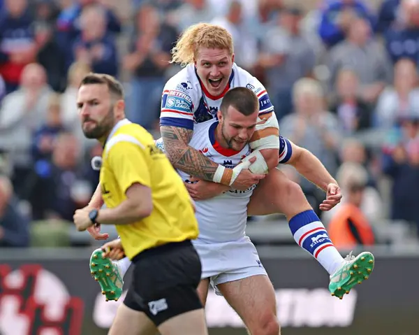 Wakefield Trinity 'den Max Jowitt, Wakefield Süper Lig karşılaşmasında Wakefield Trinity ile Wakefield Red Devils maçında Wakefield Trinity ile ilk denemesini kutluyor.