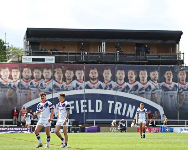 Wakefield Akademi oyuncuları 25 Mayıs 2025 'te İngiltere' nin Wakefield şehrindeki DIY Kitchens Stadyumu 'nda oynanan Betfred Süper Ligi karşılaşmasından önce sahadan ayrıldı.