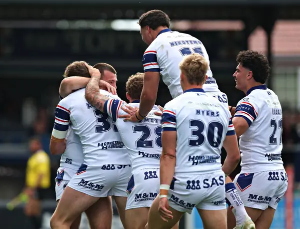 Wakefield, Wakefield Trinity 'den Ellis Lingard' ın 25 Mayıs 2025 'te DIY Kitchens Stadyumu' nda oynanan Betfred Süper Lig karşılaşmasında attığı ilk golü kutluyor.