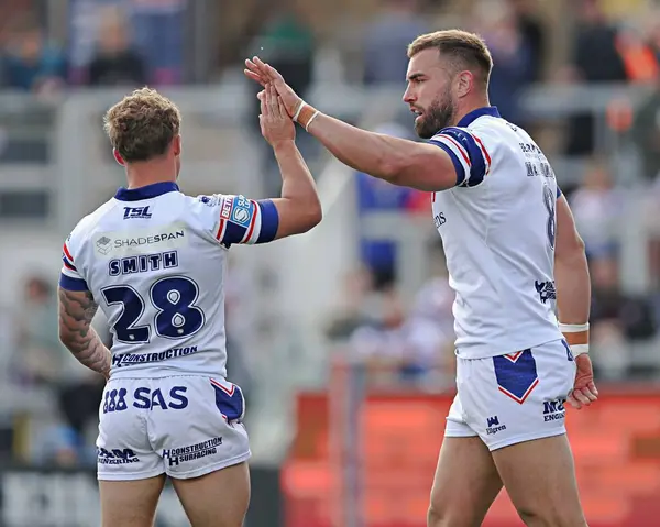 Wakefield Trinity 'den Mike McMeeken, 25 Mayıs 2025' te Birleşik Krallık 'ın Wakefield Stadyumu' nda oynanan Betfred Süper Lig karşılaşmasında Wakefield Trinity ile Salford Red Devils karşılaşmasını kutluyor.