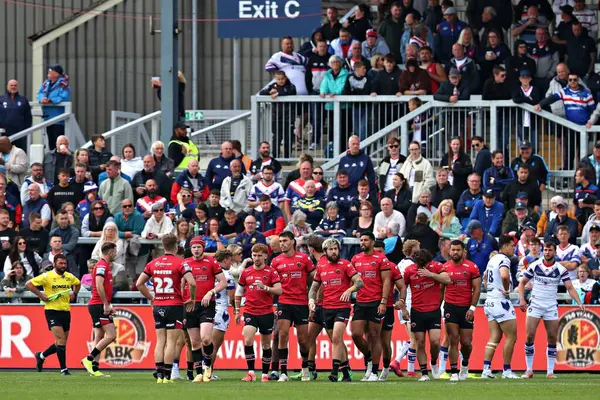 Salford, Salford Red Devils 'den Jonny Vaughan' ın 25 Mayıs 2025 'te DIY Kitchens Stadyumu' nda oynanan Betfred Süper Lig karşılaşmasında attığı ilk golü kutluyor.