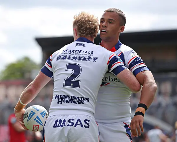 Wakefield Trinity 'den Lachlan Walmsley, Wakefield Stadyumu, Wakefield, Birleşik Krallık' ta 25 Mayıs 2025 'te oynanan Betfred Süper Ligi karşılaşmasında Corey Hall of Wakefield Trinity ile ilk denemesini kutluyor.