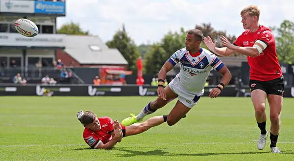 Wakefield Trinity 'nin Corey Hall of Wakefield Trinity' si, 25 Mayıs 2025 'te Wakefield, İngiltere' deki DIY Kitchens Stadyumu 'nda oynanan Wakefield Süper Ligi karşılaşmasında boşaltılıyor.