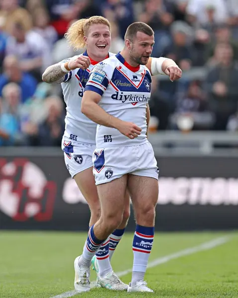 Wakefield Trinity 'den Max Jowitt, 25 Mayıs 2025' te Wakefield, İngiltere 'deki DIY Kitchens Stadyumu' nda oynanan Betfred Süper Lig karşılaşmasında Wakefield Trinity 'den Caius Faatili' yi ilk denemesini kutluyor.