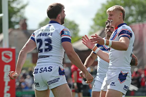 Wakefield Trinity 'den Josh Rourke, 25 Mayıs 2025' te Wakefield, İngiltere 'deki DIY Kitchens Stadyumu' nda oynanan Betfred Süper Lig karşılaşmasında Wakefield Üçlemesi 'nden Jayden Myers ile denemesini kutluyor.