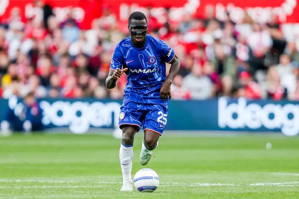Chelsea 'den Moises Caicedo Premier Lig maçında topla koşuyor Nottingham Forest Chelsea' ye karşı City Ground, Nottingham, İngiltere, 25 Mayıs 2025