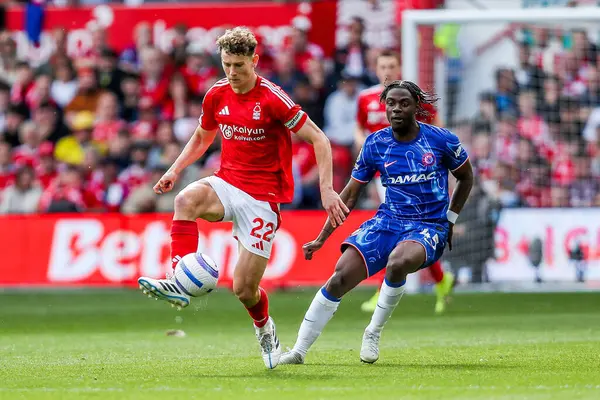 Nottingham Ormanı 'ndan Ryan Yates Chelsea Premier Ligi maçında Nottingham Forest Chelsea' ye karşı City Ground, Nottingham, İngiltere 'de 25 Mayıs 2025' te oynanan maçta Chelsea 'li Romeo Lavia tarafından baskı altına alındı.