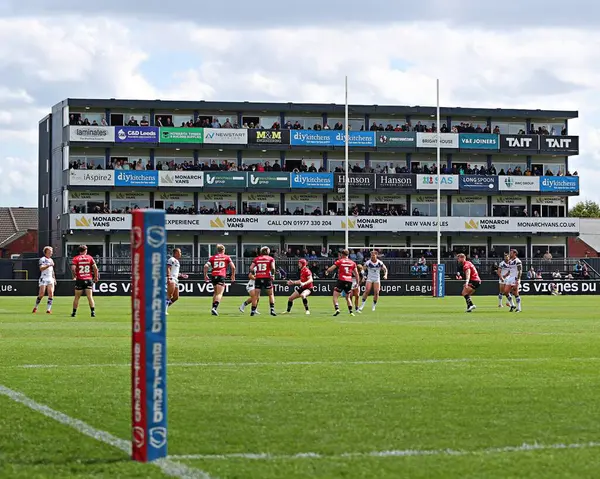 DIY Kitchen Stadyumu 'nun Betfred Süper Lig maçı sırasında Wakefield Trinity' nin DIY Kitchens Stadyumu 'nda Salford Red Devils' e karşı oynadığı maçın genel görüntüsü, 25 Mayıs 2025