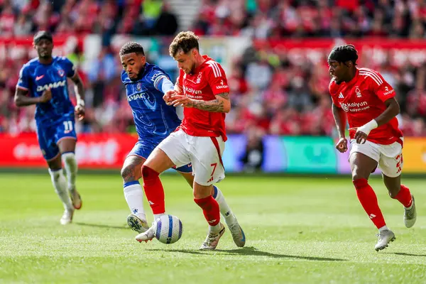 Chelsea 'den Reece James Nottingham Ormanı' ndan Neco Williams ile Premier League maçı sırasında Nottingham Forest Chelsea 'ye karşı City Ground, Nottingham, İngiltere' de 25 Mayıs 2025 'te top için mücadele etti.