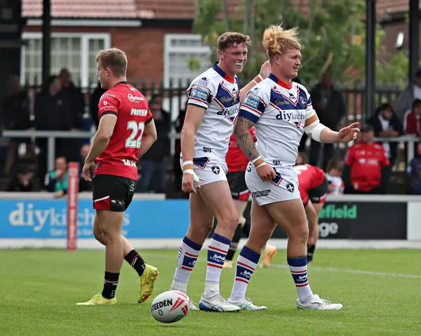 Wakefield Trinity 'den Caius Faatili, 25 Mayıs 2025' te Birleşik Krallık 'ın Wakefield Stadyumu' nda oynanan Betfred Süper Lig karşılaşmasında Wakefield Trinity - Salford Red Devils maçında ikinci doğru hareketini kutluyor.