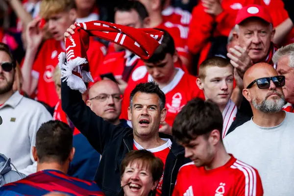 Nottingham Forest taraftarları maç öncesi atmosferin tadını çıkarıyorlar. Nottingham Forest Chelsea 'ye karşı 25 Mayıs 2025' te City Ground, Nottingham 'da oynanan Premier League maçı öncesinde.