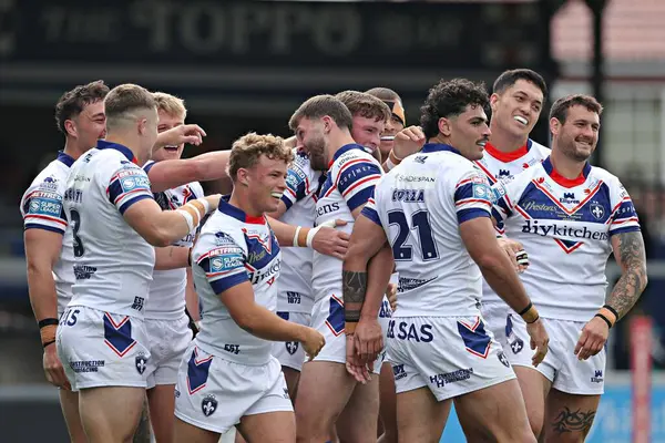 Wakefield Trinity takımından Ellis Lingard, 25 Mayıs 2025 'te DIY Kitchens Stadyumu' nda oynanan Betfred Süper Lig karşılaşmasında takımıyla ilk denemesini kutluyor.
