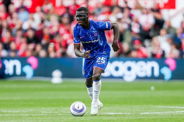 Chelsea 'den Moises Caicedo Premier Lig maçında topla koşuyor Nottingham Forest Chelsea' ye karşı City Ground, Nottingham, İngiltere, 25 Mayıs 2025