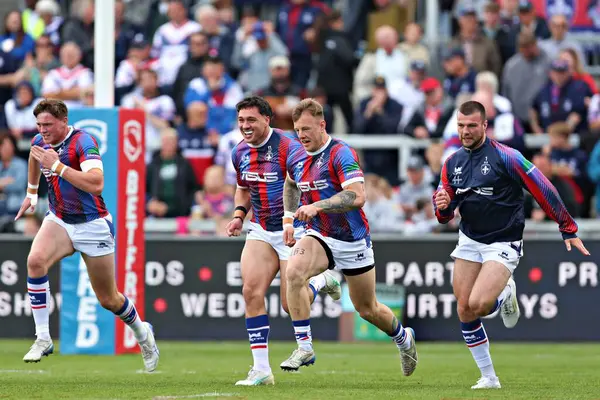 Ellis Lingard, Seth Nikotemo, Tom Johnstone ve Wakefield Trinity 'den Max Jowitt Betfred Süper Lig karşılaşmasından önce DIY Kitchens Stadyumu, Wakefield, İngiltere, 25 Mayıs 2025