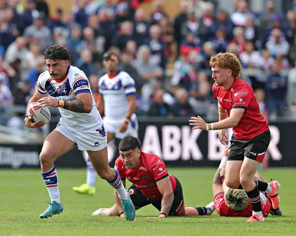Wakefield Trinity 'den Mathieu Cozza Betfred Süper Lig maçı sırasında Wakefield Üçlemesi, DIY Kitchens Stadyumu' nda Salford Red Devils 'e karşı, 25 Mayıs 2025