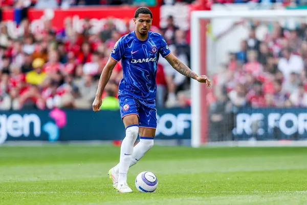 Chelsea 'den Levi Colwill Premier Lig maçında topla koşuyor Nottingham Forest Chelsea' ye karşı City Ground, Nottingham, İngiltere, 25 Mayıs 2025