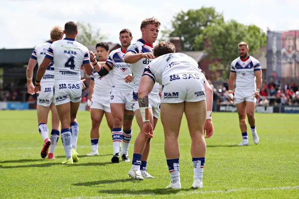Wakefield, Wakefield Trinity 'den Max Jowitt' in 25 Mayıs 2025 'te DIY Kitchens Stadyumu' nda oynanan Betfred Süper Lig karşılaşmasında attığı ilk golü kutluyor.