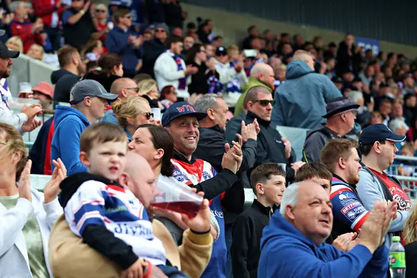 Wakefield taraftarları, 25 Mayıs 2025 'te İngiltere' nin Wakefield şehrindeki DIY Kitchens Stadyumu 'nda oynanan Betfred Süper Lig karşılaşmasında Wakefield Trinity ve Salford Red Devils' i alkışladı.