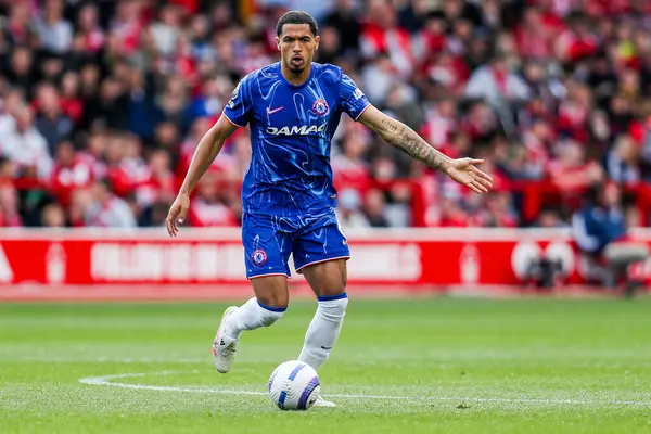 Chelsea 'den Levi Colwill Premier Lig maçında topla koşuyor Nottingham Forest Chelsea' ye karşı City Ground, Nottingham, İngiltere, 25 Mayıs 2025