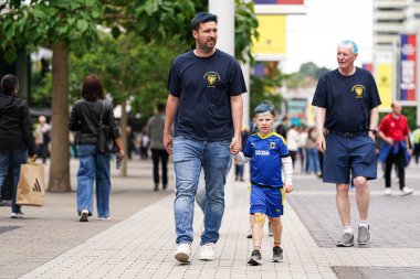 Wimbledon taraftarları Wembley yolunda ilerliyorlar. 26 Mayıs 2025 'te Wembley Stadyumu' nda Wimbledon 'a karşı AFC Wimbledon final maçı var.
