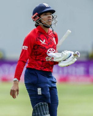 İngiltere 'den Sophia Dunkley 3. Vitality IT20 Serisi sırasında işten çıkarılan kadınlar, 26 Mayıs 2025' te Cloud County Ground, Chelmsford, Birleşik Krallık 'ta İngiltere ile Batı Hint Adaları Kadınları arasındaki maçın ardından üzgün görünüyor.