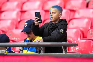 Genç Wimbledon taraftarı Sky Bet Ligi 2 Playoff Finali öncesinde AFC Wimbledon, Walsall 'a karşı Wembley Stadyumu, Londra, 26 Mayıs 2025