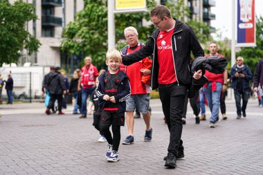 Baba ve oğlu Wembley 'e yürüyor. 26 Mayıs 2025' te Wembley Stadyumu 'nda Wimbledon ile Wimbledon arasındaki final maçı var.