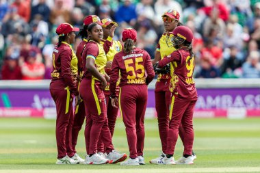 Batı Hint Adaları 'ndan Mandy Mangru, 3. Vitality IT20 Serisi' nde Sophia Dunkley 'nin görevden alınmasının ardından takım arkadaşlarıyla birlikte kutluyor.