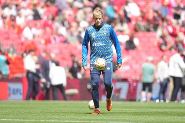AFC Wimbledon 'dan Joe Pigott 26 Mayıs 2025' te Wembley Stadyumu 'nda Wimbledon' a karşı AFC Wimbledon final maçı öncesinde ısınıyor.