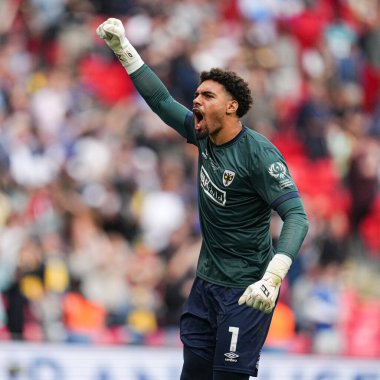 AFC Wimbledon 'dan Owen Goodman 26 Mayıs 2025' te Wembley Stadyumu 'nda oynanan Wimbledon-Walsall maçında Sky Bet 2 playoff final maçında golünü kutluyor.