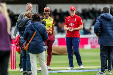 Batı Hint Adaları 'ndan Hayley Matthews ve İngiltere' den Nat Sciver-Brunt Kadını, 23. Vitality IT20 Serisi öncesinde İngiltere - Batı Hint Adaları Kadınlar Karşılaşması 'na katılan Cloud County Ground, Chelmsford, Birleşik Krallık, 26 Mayıs 2025