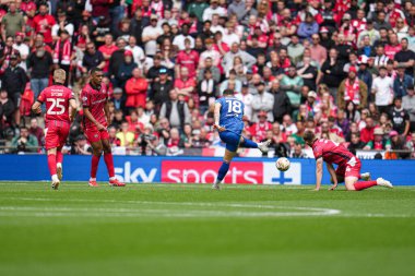 AFC Wimbledon takımından Marcus Browne, 26 Mayıs 2025 'te Wembley Stadyumu' nda oynanan ve Wimbledon 'a karşı oynanan, Sky Bet 2 Playoff final maçında uzak mesafeden şutunu atıyor.