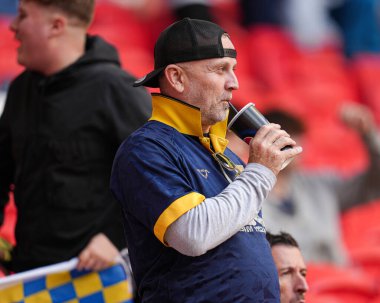 Wimbledon taraftarı, 26 Mayıs 2025 'te Wembley Stadyumu' nda Wimbledon 'a karşı oynanan Sky Bet 2 Playoff final maçı öncesinde.