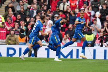 Wimbledon, 26 Mayıs 2025 'te Wembley Stadyumu' nda oynanan Wimbledon-Walsall maçında Sky Bet 2 Playoff final maçında golünü kutladı.