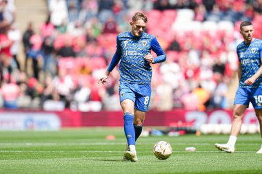 AFC Wimbledon takımından Callum Maycock 26 Mayıs 2025 'te Wembley Stadyumu' nda Wimbledon 'a karşı AFC Wimbledon Finali' nin önünde.