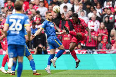 Walsall 'dan Liam Gordon 26 Mayıs 2025' te Wembley Stadyumu 'nda oynanan Wimbledon-Walsall maçında topu tehlikeden kurtardı.
