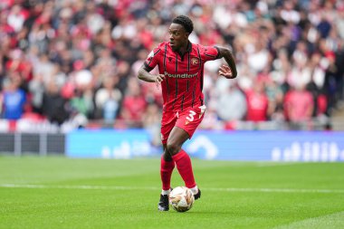 Walsall takımından Liam Gordon 26 Mayıs 2025 'te Wembley Stadyumu' nda Wimbledon 'a karşı oynanan Wimbledon final maçında topun üstündeydi.